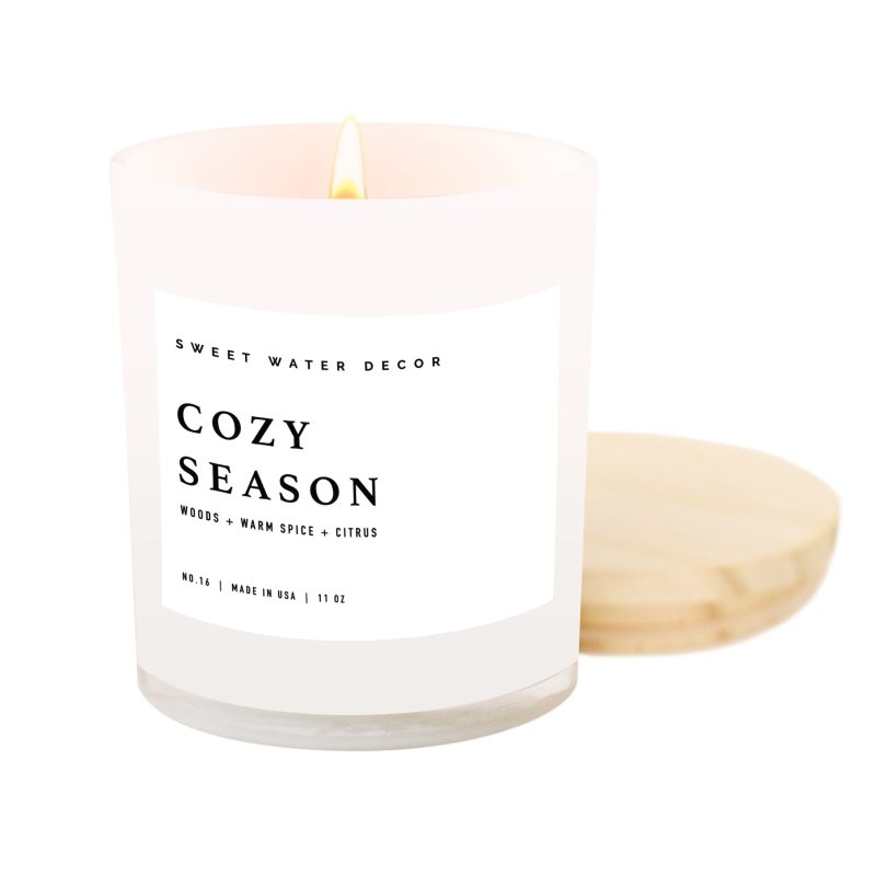 C016WW COZY SEASON 11OZ WHITE JAR CANDLE WB 2022 SWEET WATER DECOR