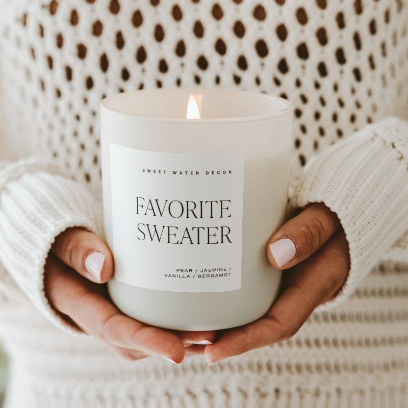 CL104 FAVORITE SWEATER 15OZ MATTE CANDLE TAN HOLIDAY INFINITY HOMES JUNE 2023 SWEET WATER DECOR 3 100924